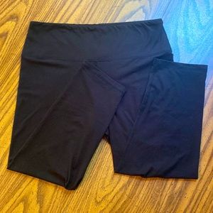 Buttersoft black capri leggings- size large